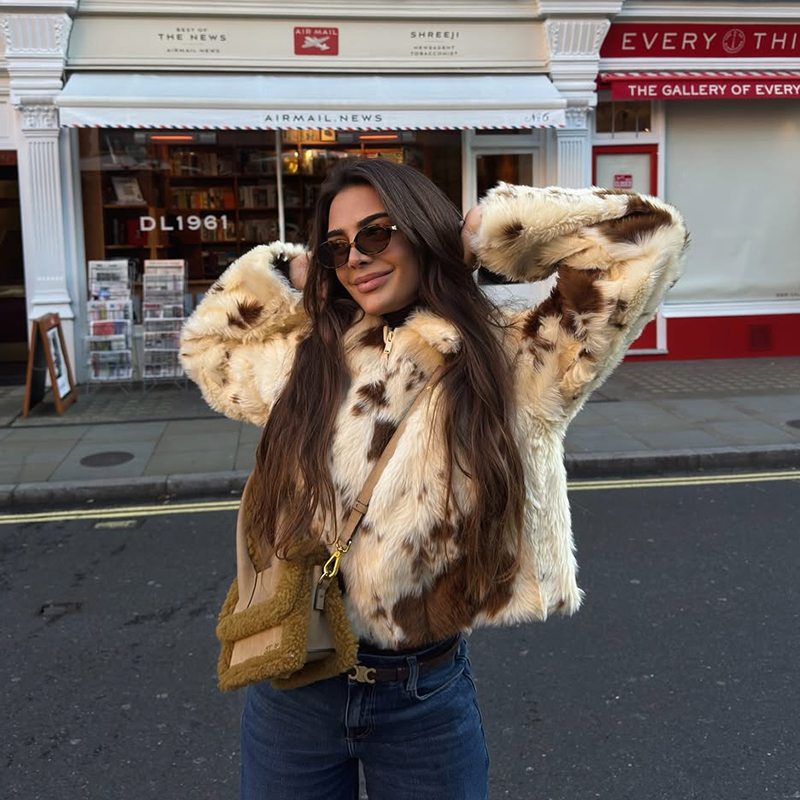 Women Fashion Icon - Mantel Bulu Sapi Motif Chic Street